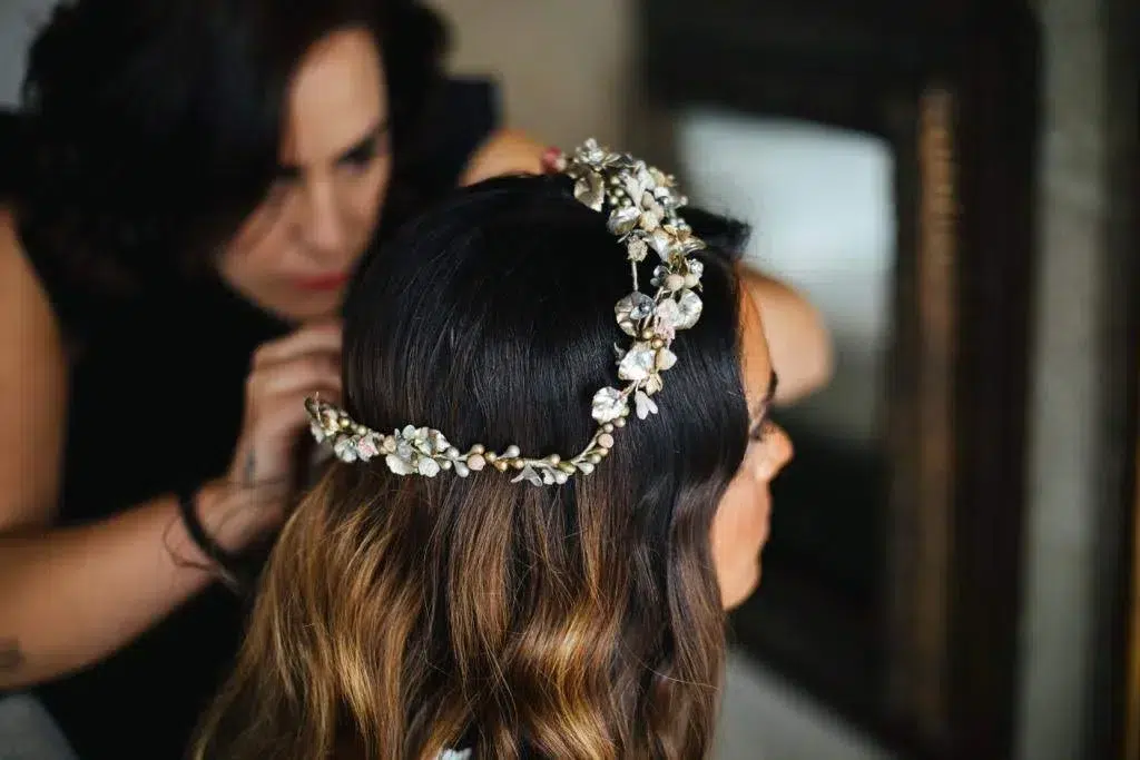 Eva Cendón colocando una diadema de flores a una novia para el día de su boda