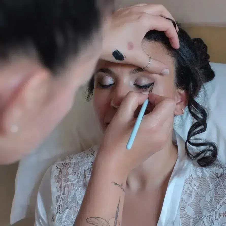 Eva Cendón realizando el maquillaje de ojos a una novia