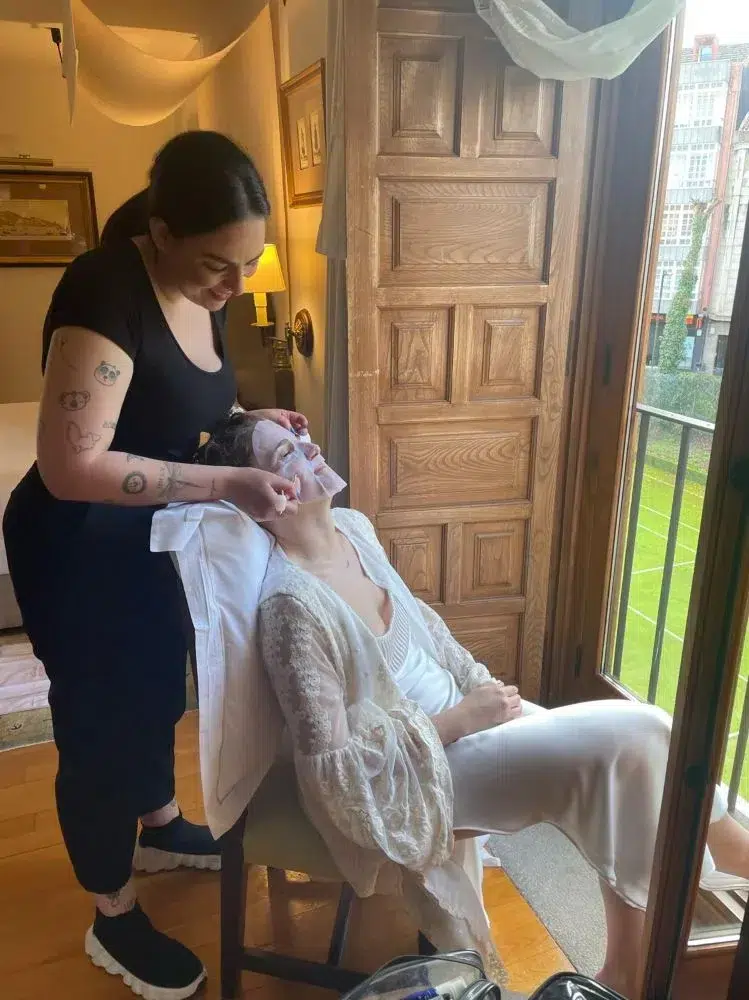 La maquilladora Eva Cendón aplicando una mascarilla a una novia para preparar la piel para el maquillaje de la boda