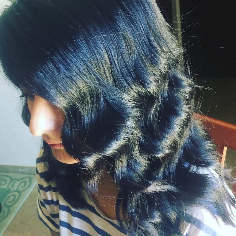 Cabello negro brillante y cuidado con ondas al agua